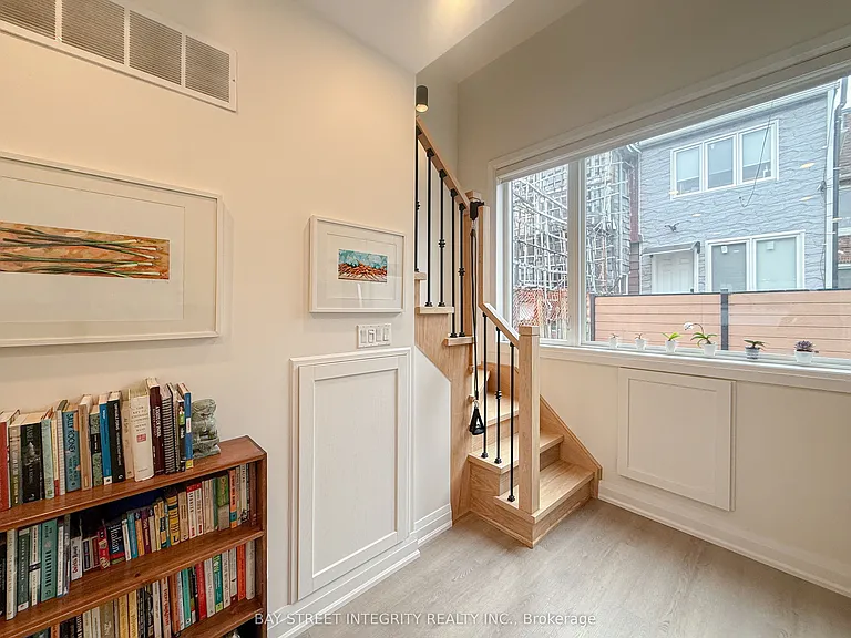 598 Crawford St #LANEWAY — Photo 10