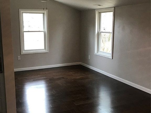 3rd image of 167 Vine St