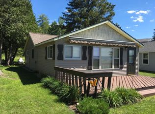 909 Stratford Ln, Indian River, MI 49749