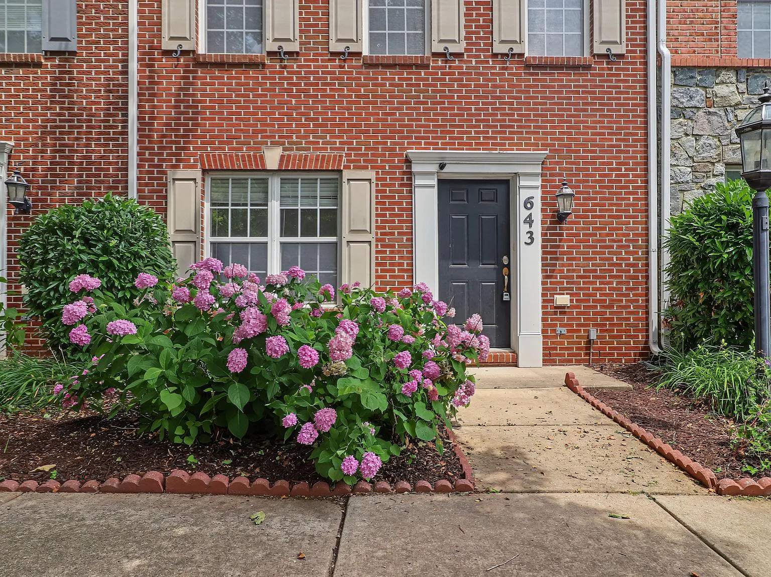 3 bed, 2.5 bath, 2600 sqft, $3,290 — Photo 2