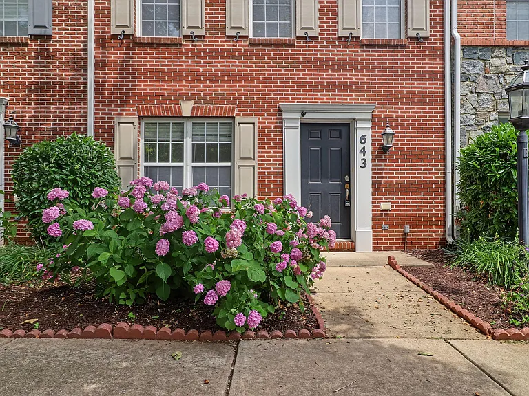 643 Pullman Pl — Photo 2