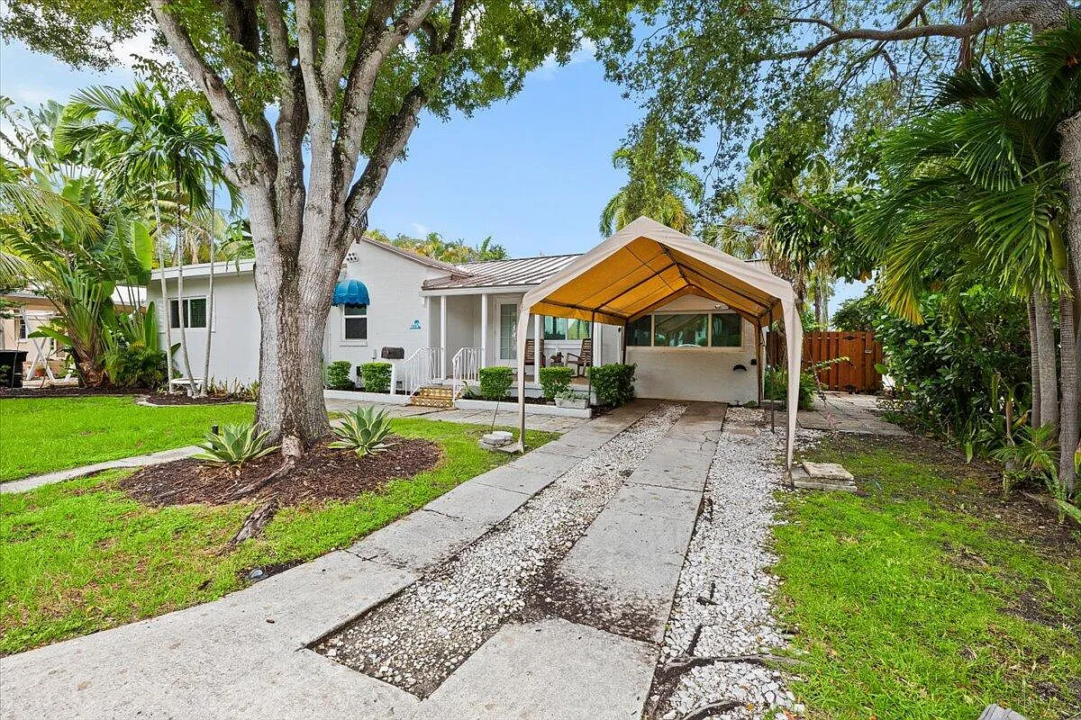2 bed, 2.0 bath, 1591 sqft, $4,200 — Photo 2