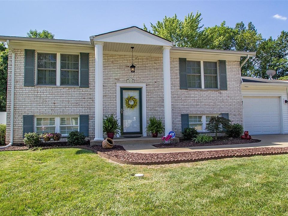 Welcome to 1016 Nagia Ct in Fenton!