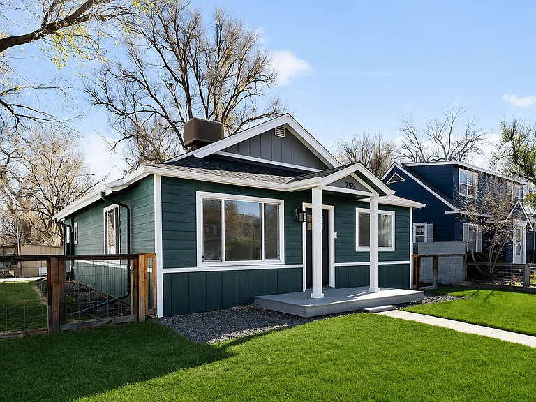 755 Carbon St — Photo 3