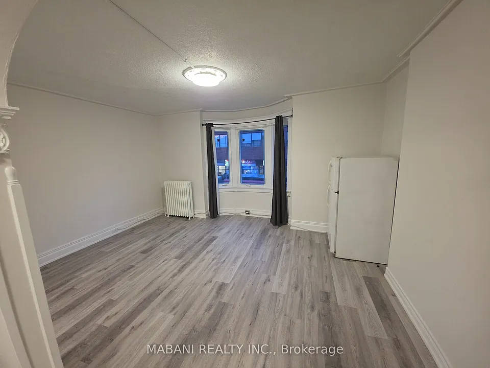 2239 Dundas St W