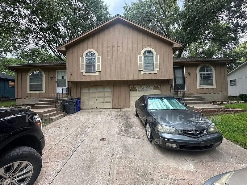 2 bed, 1.0 bath, $1,295 — Photo 2