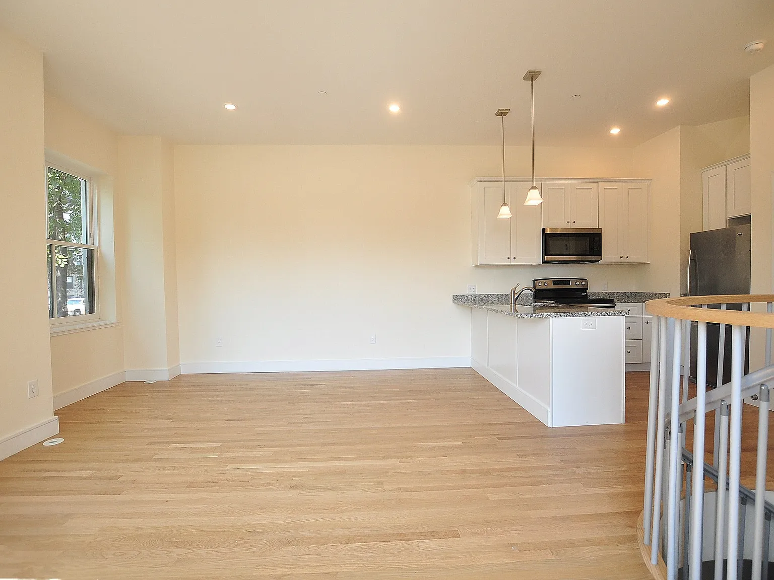 3 bed, 9999 sqft, $6,000 — Photo 2