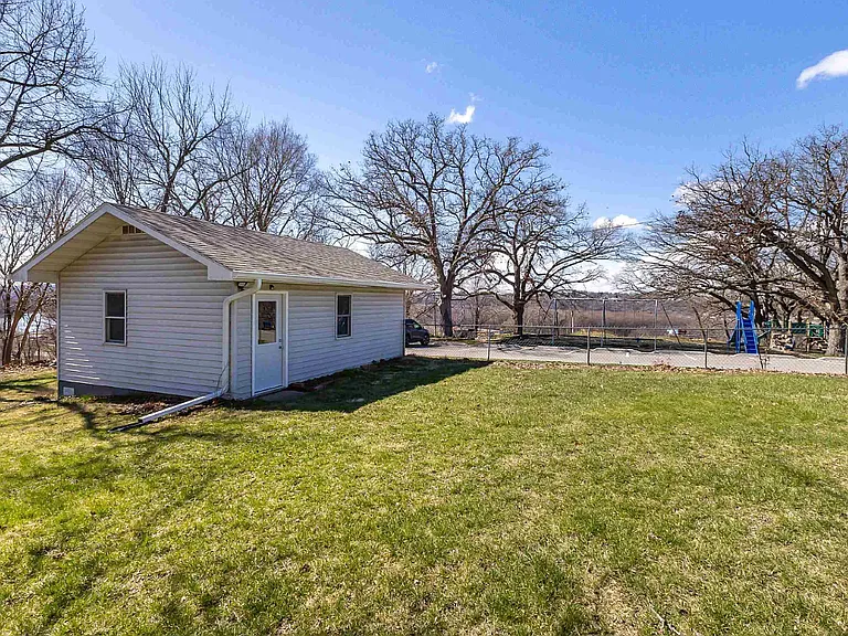 190 Beecher St — Photo 17