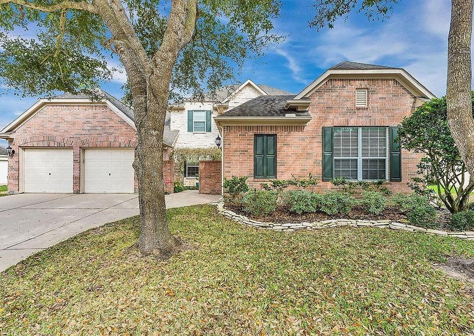 This beautiful home is at the end of a cul-de-sac. Convenient access to the Grand Parkway & Westpark Toll Rd, Fort Bend Library,  La Centerra, and other restaurants & retail.