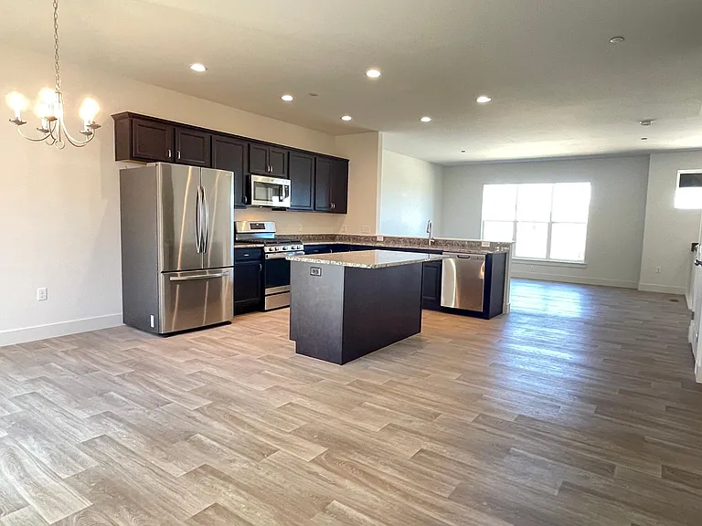 102 Larkin Dr — Photo 3
