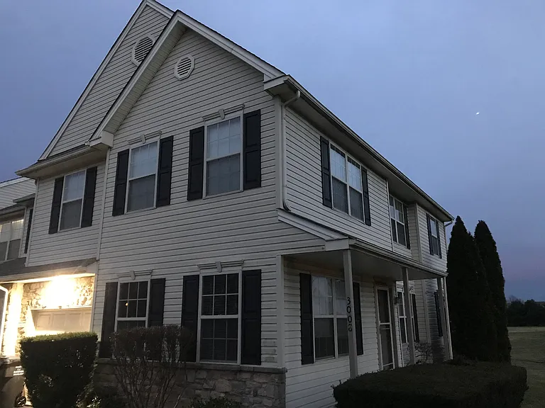 3008 Gateway Dr — Photo 2
