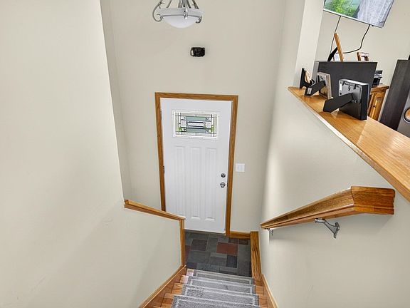 4th image of 430 Pleasant Heights