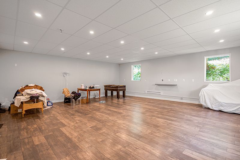Surrey House for rent - 8 Bedrooms — photo 9