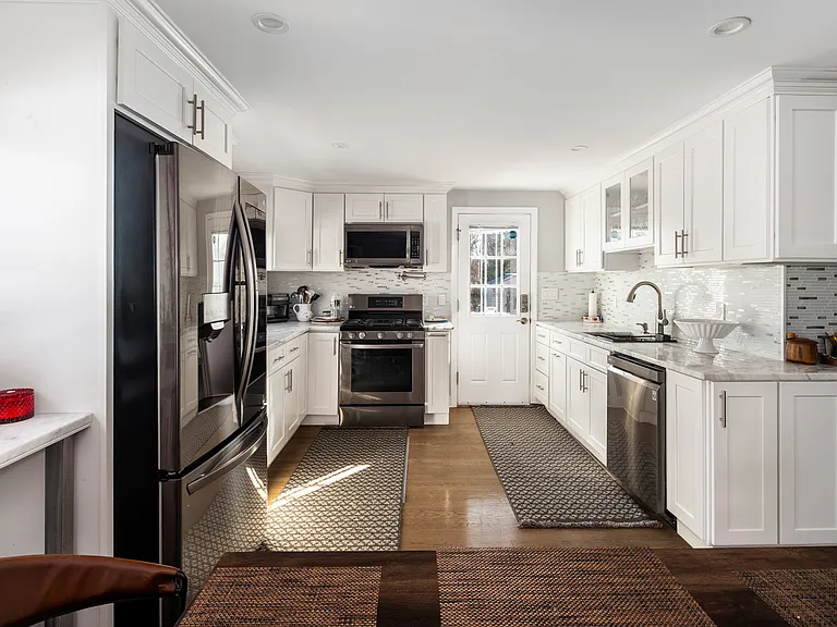191 Hobart Ave — Photo 5