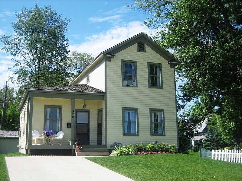 1st image of 526 Adams St