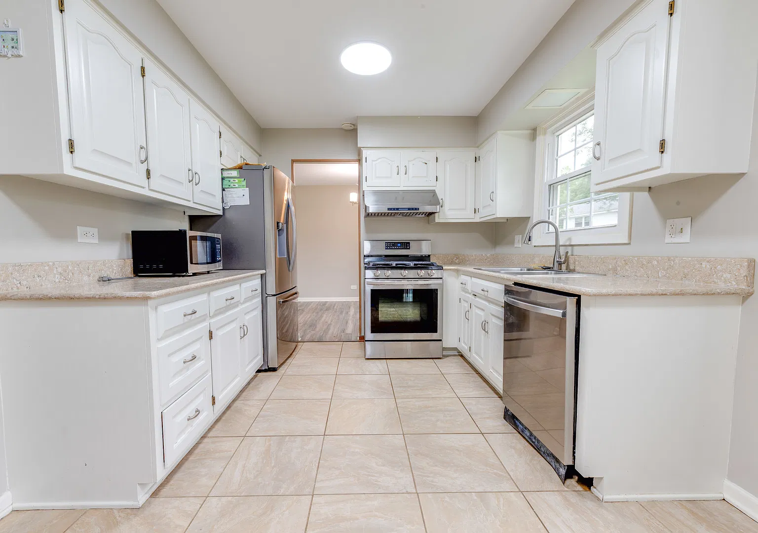 4 bed, 2.5 bath, 2031 sqft, $3,450 — Photo 4