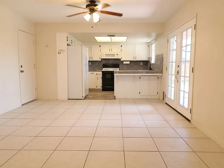 112 Rawhide Ln — Photo 5