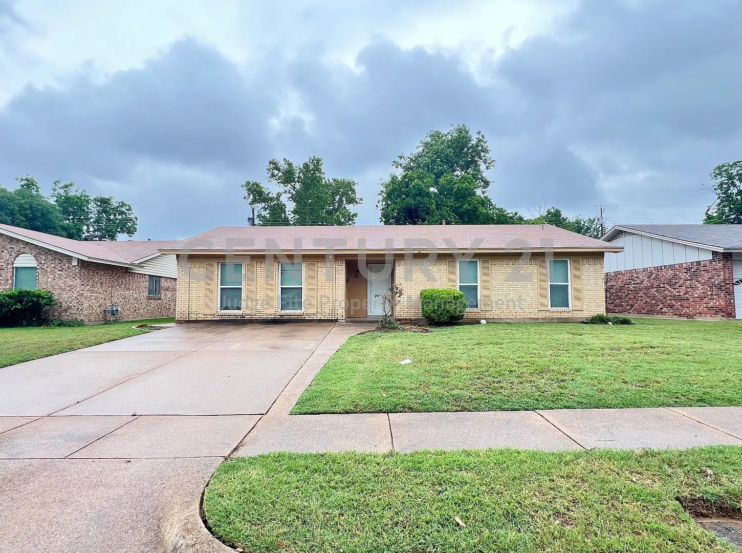 Beautifully Updated 3/2 Home In Irving Ready For Move-In! — Photo 1