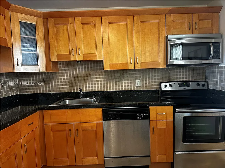 410 SE 2nd St #308 — Photo 10