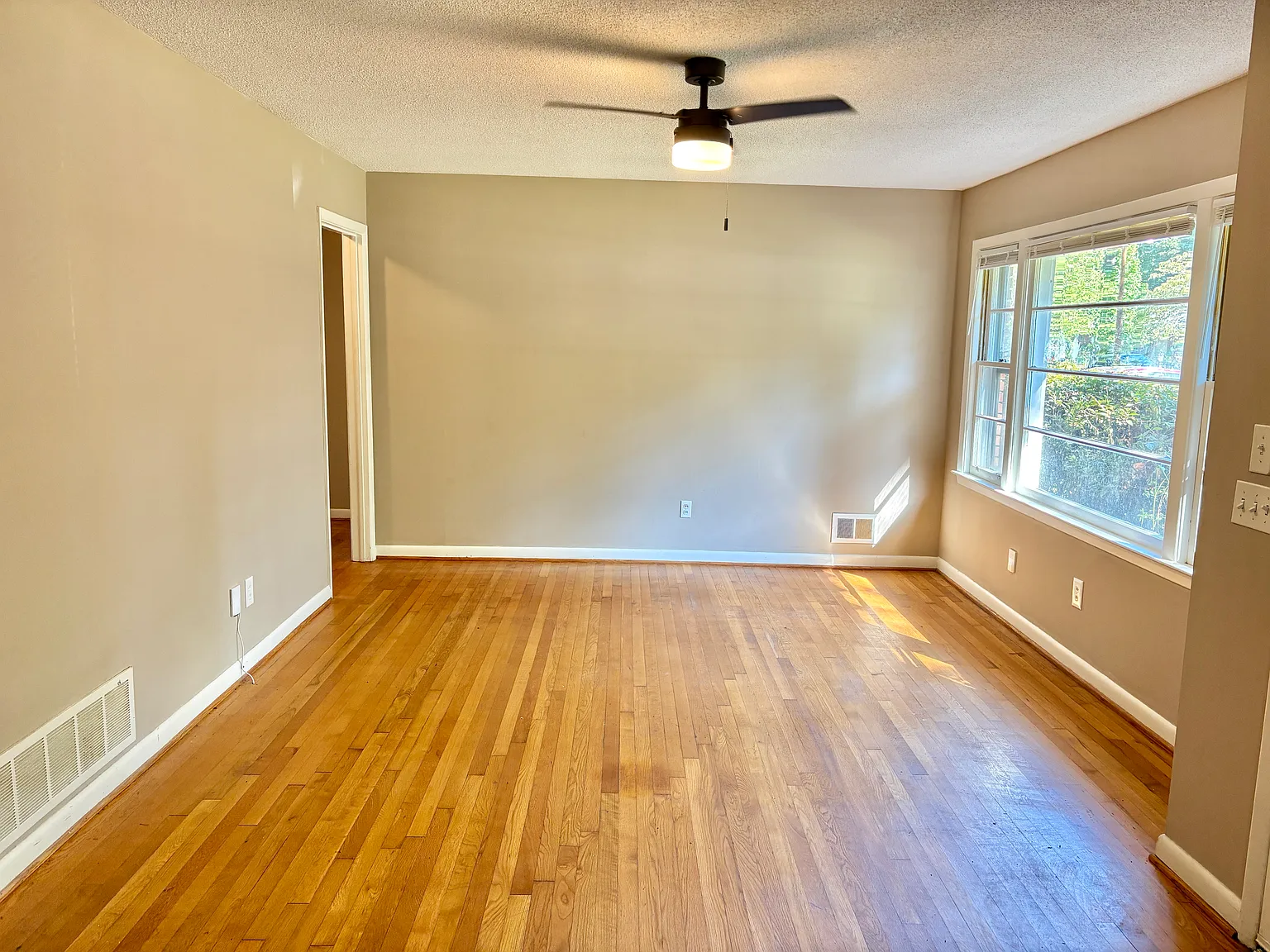 3 bed, 1.5 bath, 1266 sqft, $1,625 — Photo 3