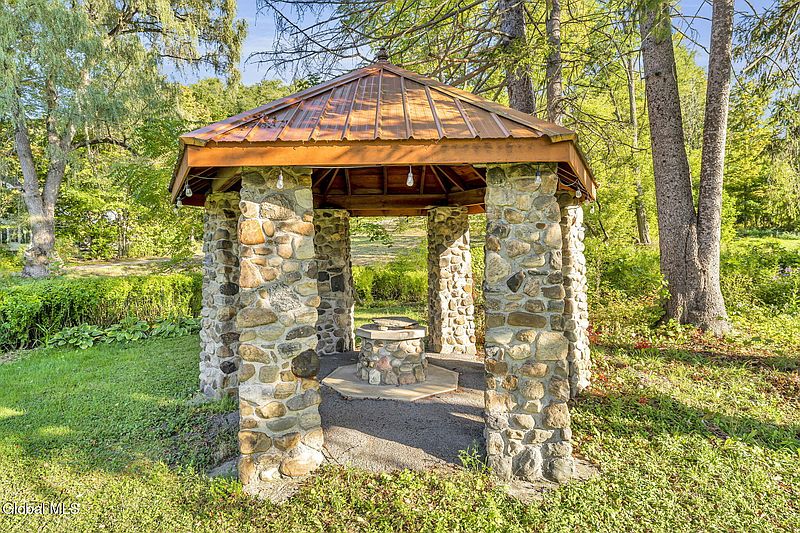 4th image of 698 Mineral Springs Road