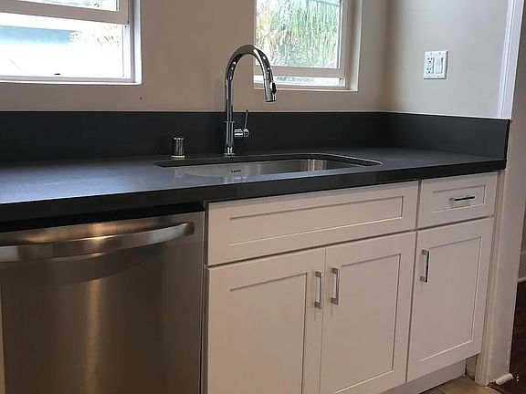 3rd image of 415 Walnut Ave
