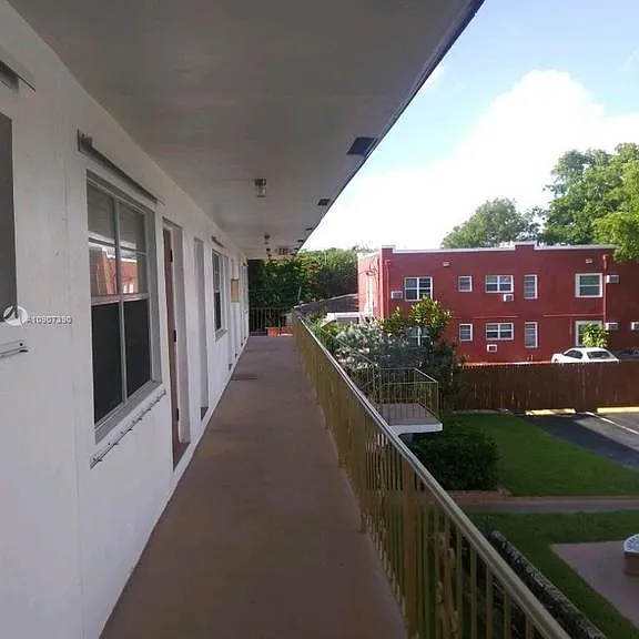 1007 N 19th Ave #7 — Photo 1