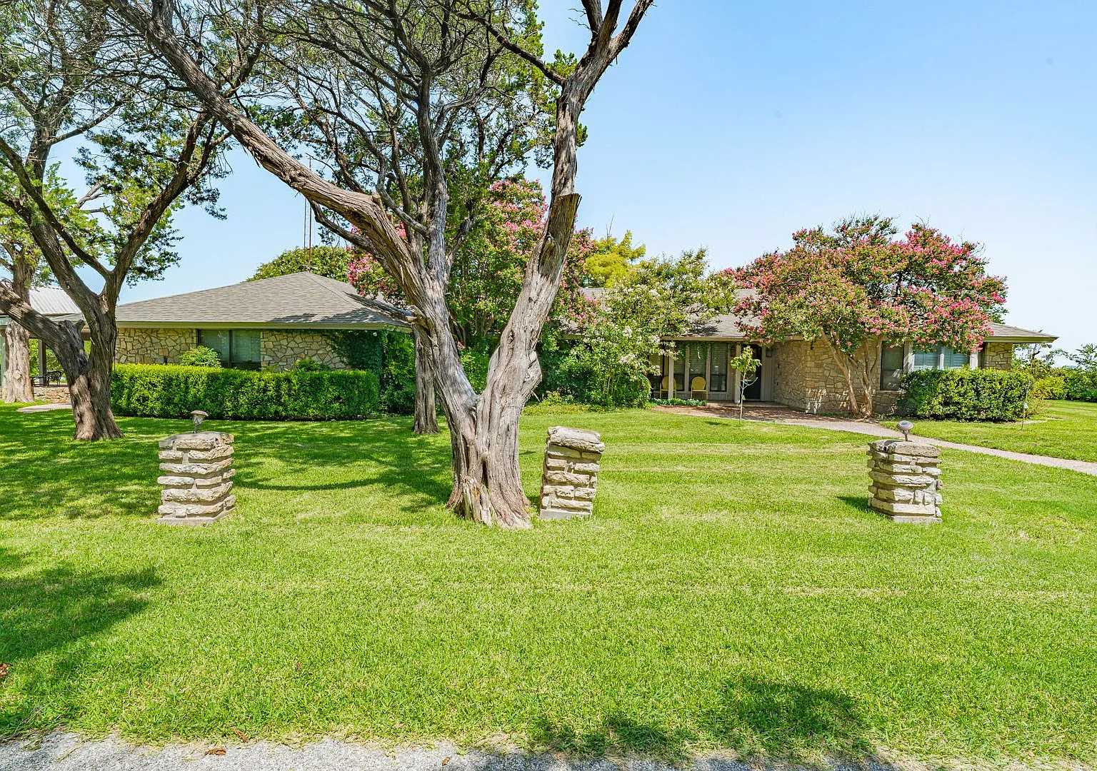 Beautiful large country home with amazing views 70 Miles from downtown Ft Worth,14 miles to Steph... — Photo 1