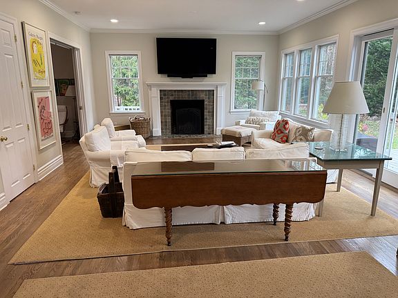 3rd image of 8 Hilltop Ln