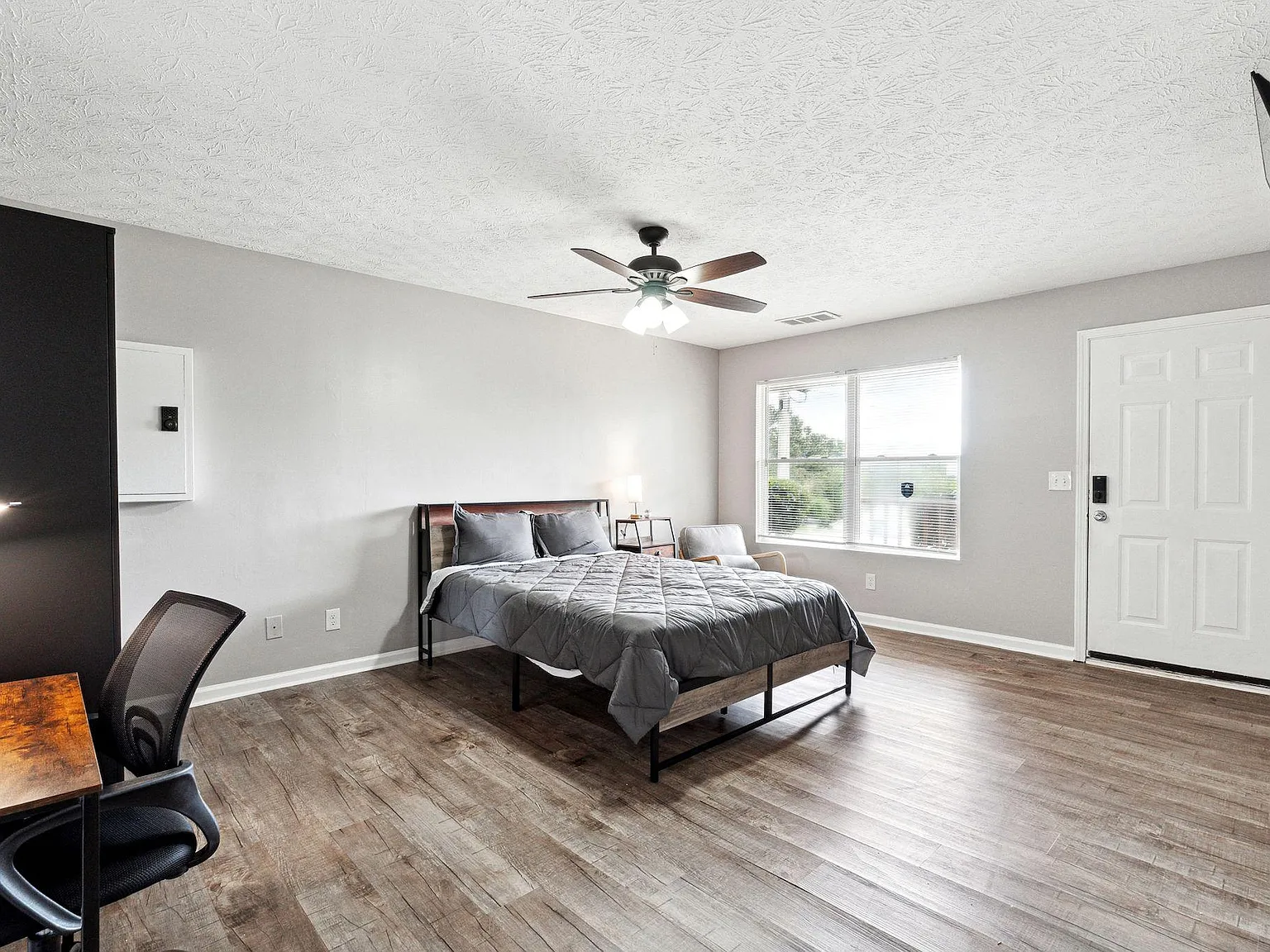 1 bed, 1050 sqft, $870 — Photo 2