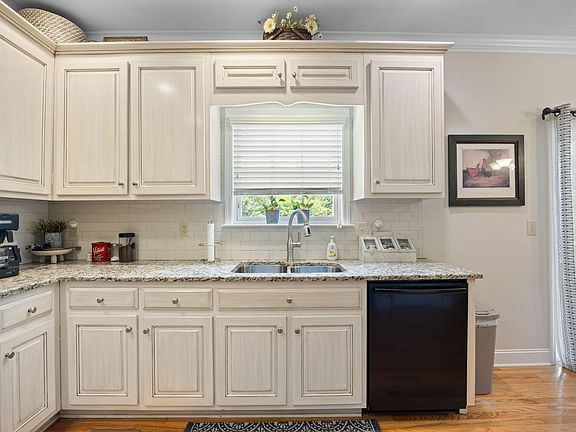 5th image of 10496 Sovereign Pointe Dr