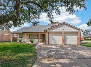 555 Shealy St, Webster, TX 77598