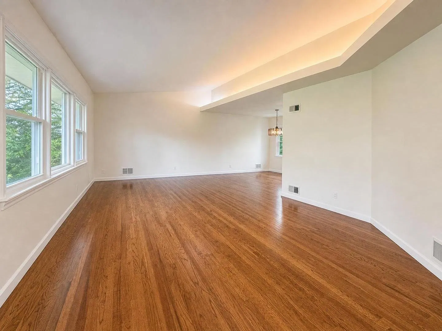 Spacious 4 Bed / 3.5 Bath Scarsdale Home With Bedroom Suites, Fireplace, Deck & Private Yard - Sh... — Photo 4