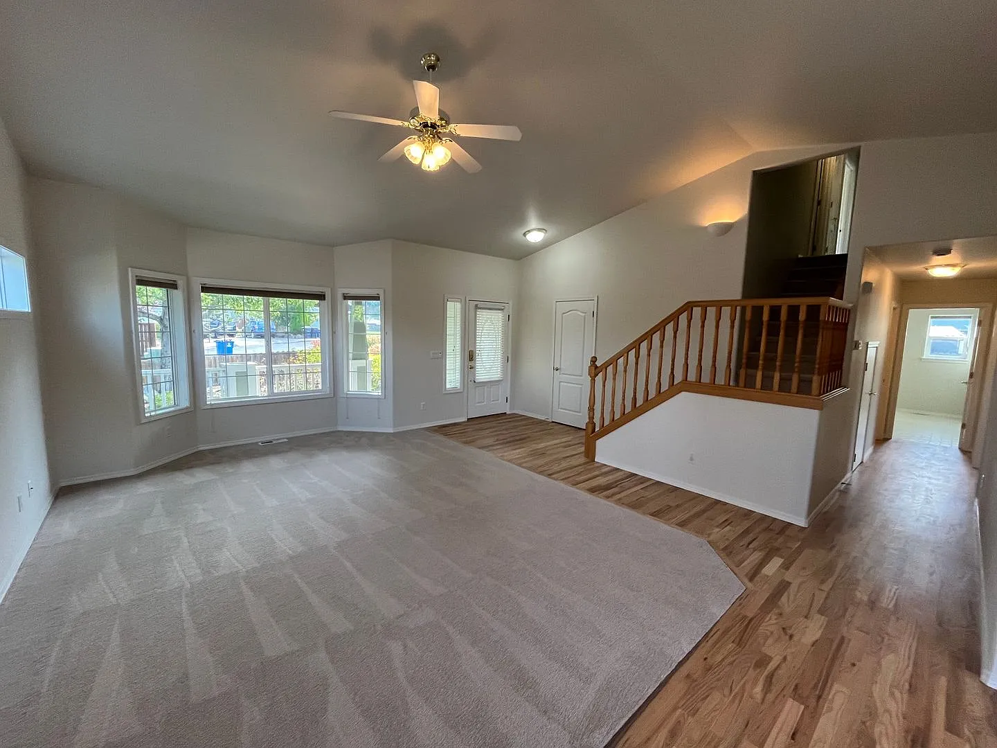 Large Home In Mt View Neighborhood on Cul De Sac — Photo 3