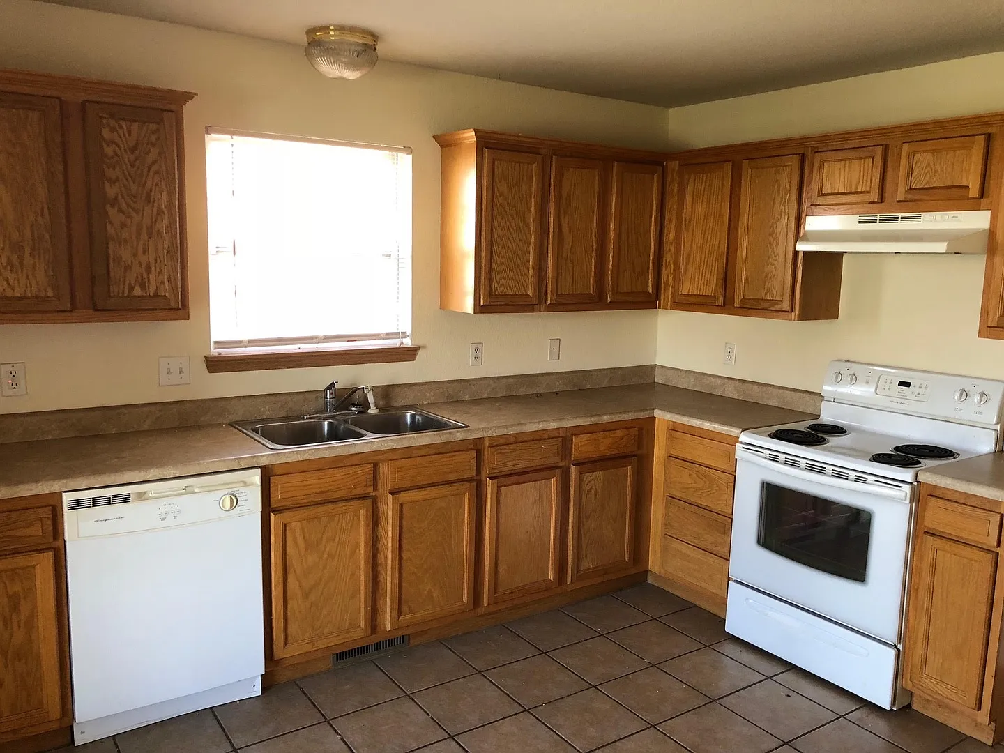 All brick 3 bed 2 bath in SE Springfield — Photo 2