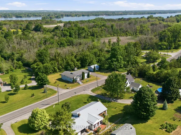 2118 County Road 3 Rd, Prince Edward County, ON K0K 1L0