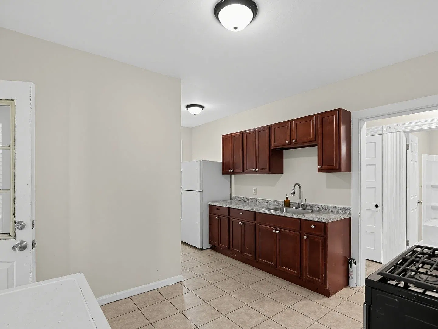 Spacious 2BR + Bonus Room in Derby — Photo 4