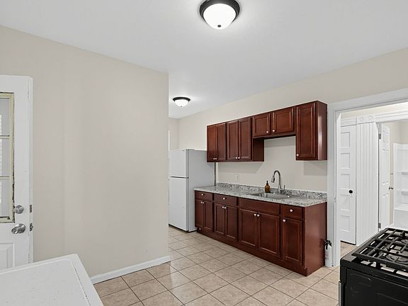 4th image of 10 Cottage St