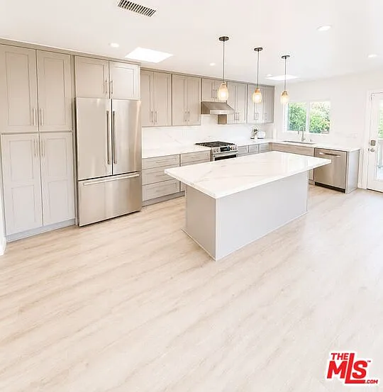 1636 Courtney Ave — Photo 3