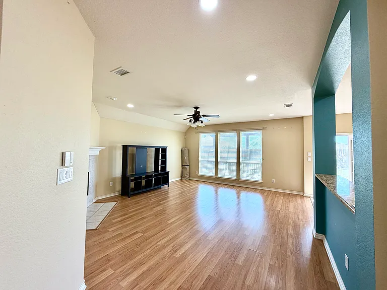 902 Rockton Dr — Photo 8
