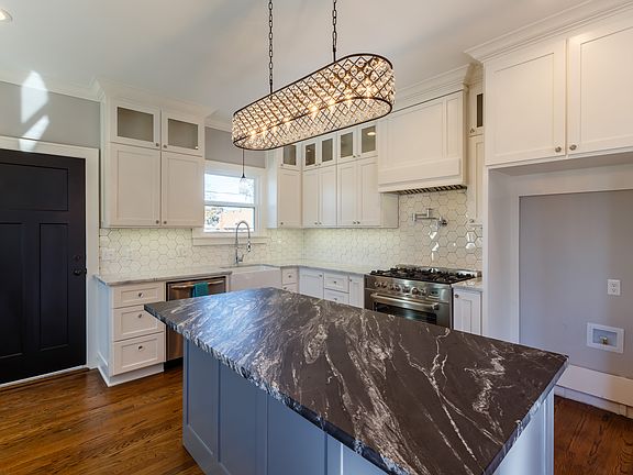 5th image of 325 NE 15th St