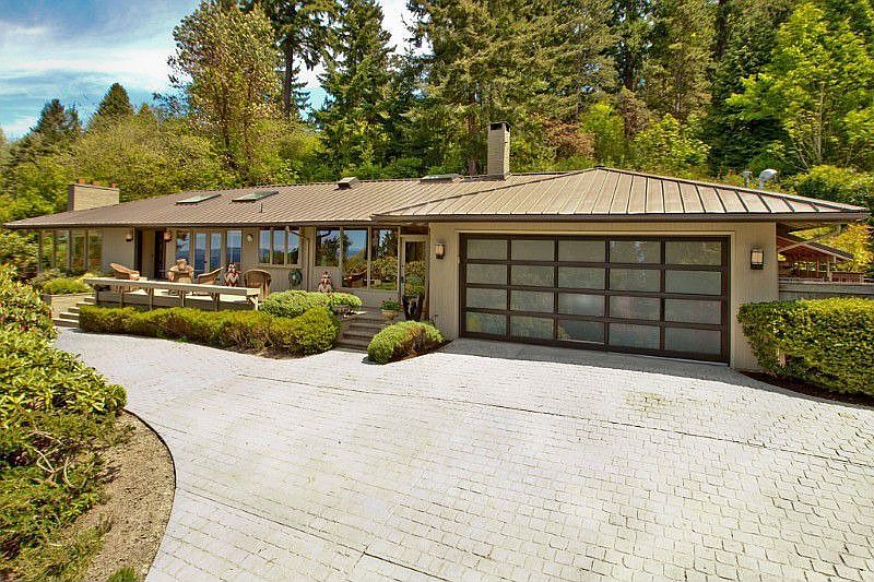 Spectacular Updated View home in quiet & private Elford Drive, Broadview. 4 bdrm suites, 4.5 baths, 