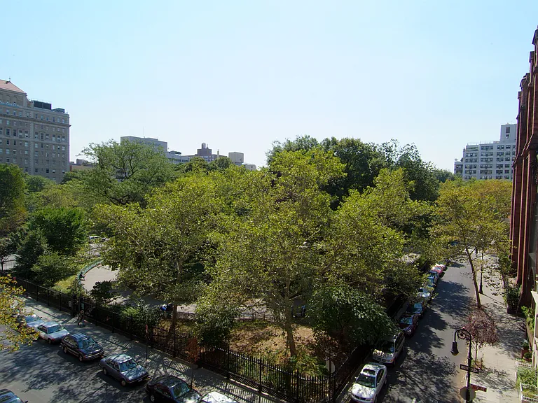233 E 17th St #Penthouse 3 — Photo 10