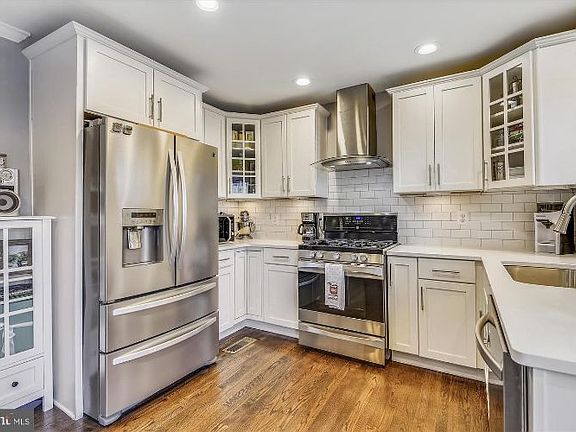 3rd image of 813 Green St