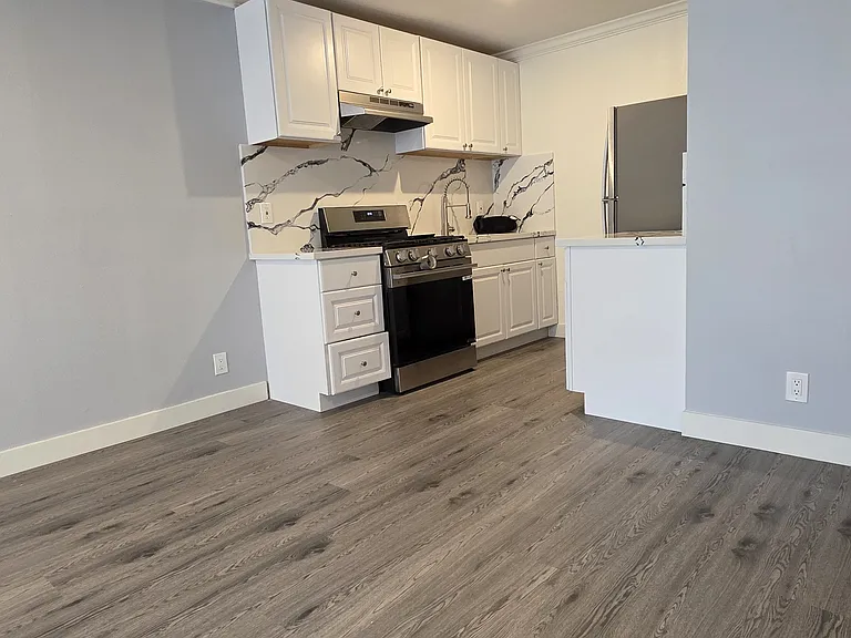 13751 Oxnard St #100 — Photo 3