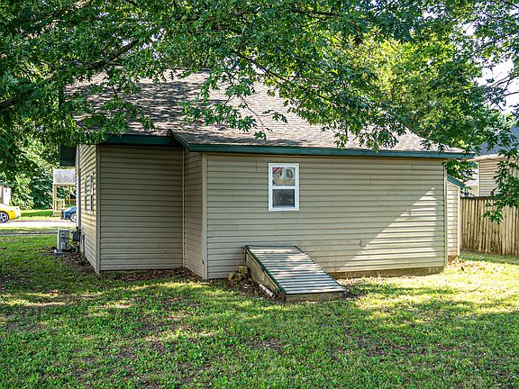 2nd image of 1009 W Cass Avenue
