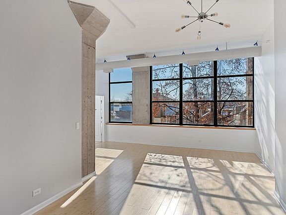 5th image of 1800 W Roscoe St APT 315