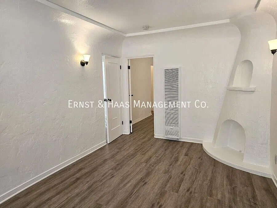 Charming Belmont Heights Cottage with Garage and Yard! — Photo 3