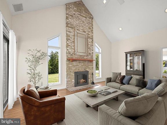 3rd image of 10642 Hershey Dr