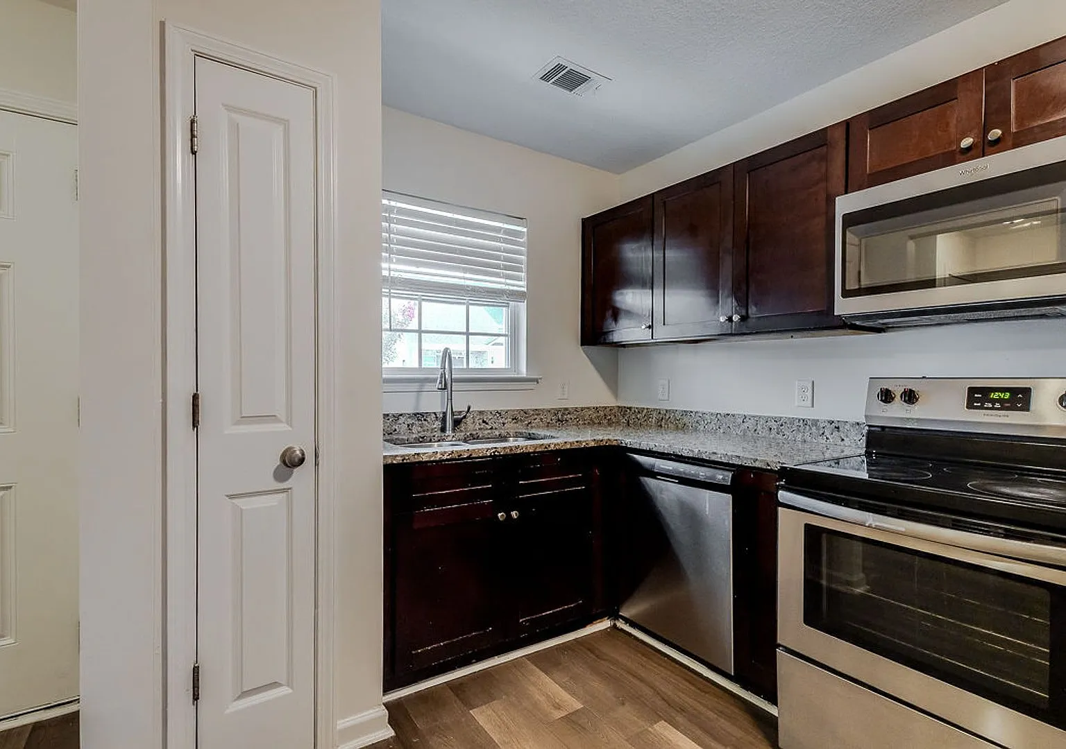 Spacious 3BR Townhome with Main-Level Primary Suite — Photo 4